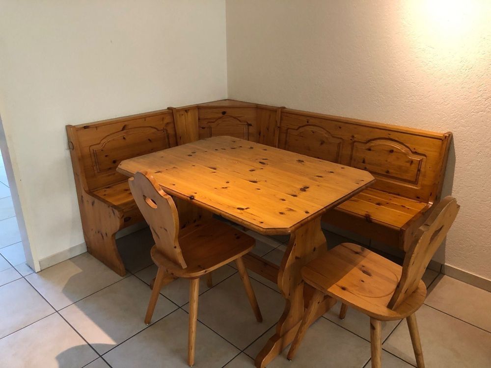 Eckbank mit Tisch und zwei Stühlen | Kaufen auf Ricardo