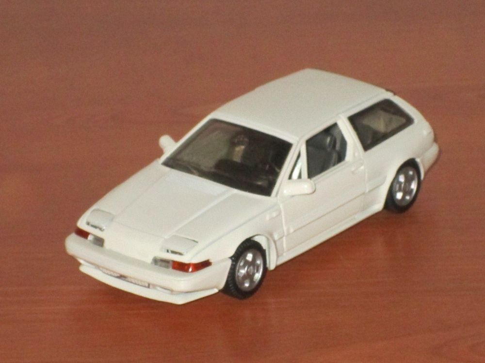 Volvo 480 Turbo Auto Pilen 1:43 – Bleu Métal, Coupé 1982 + Pin's Ovlov
