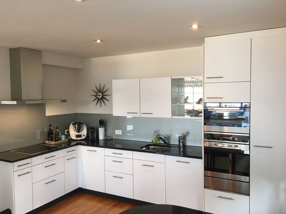 weisse Küche mit Granitabdeckung | Kaufen auf Ricardo