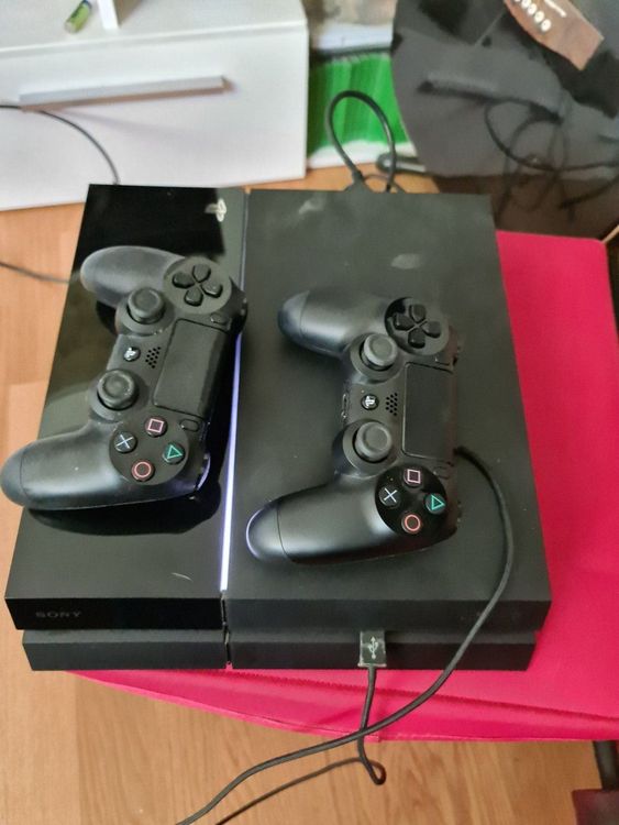 PS4 mit zwei Controller und 5 Games | Kaufen auf Ricardo