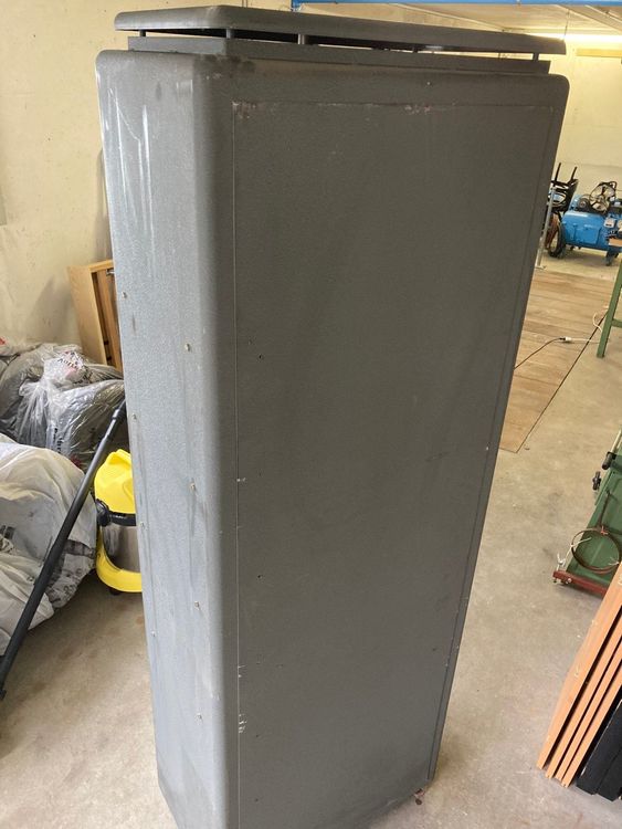 Massiver älterer Metallschrank | Kaufen auf Ricardo