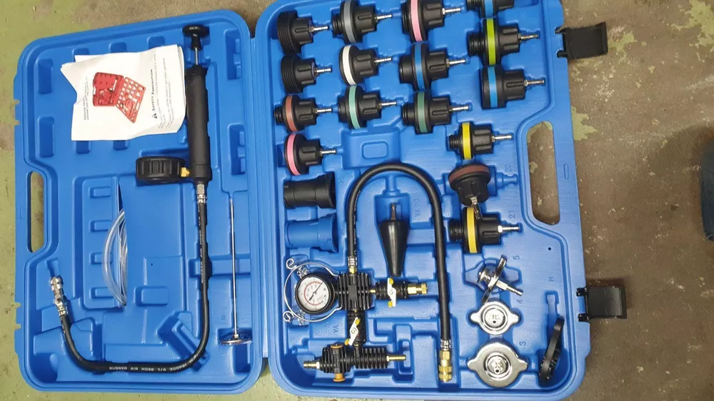 28-teiliger Kühlsystemtester – Kühler-Abdrückgerät Mit Adaptern, Handpumpe & Koffer Für PKW/LKW