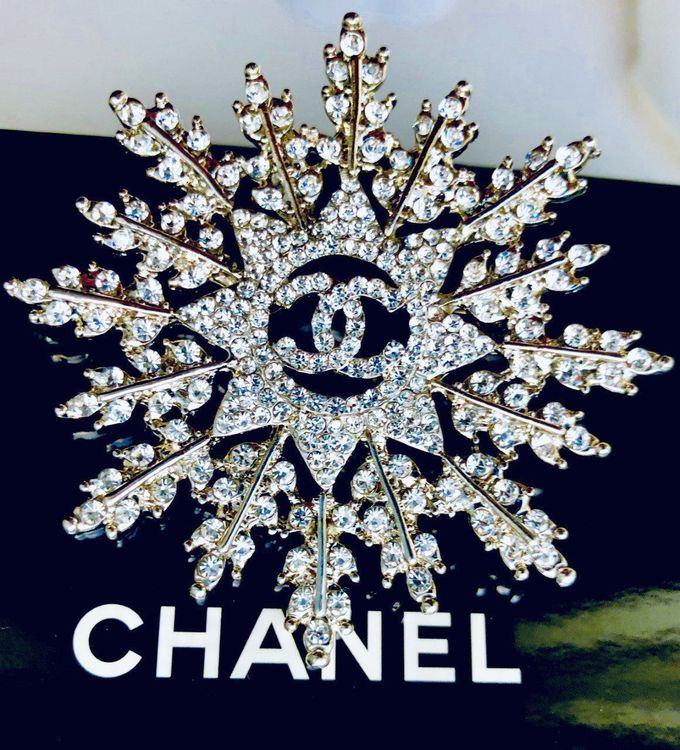 Featured image of post Chanel Brosche Größe / Ebay coco chanel paris baroque brosche ich verkaufe hier eine baroque brosche der marke coco.