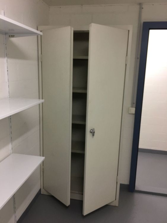 Schwarzer Metallschrank auf Ricardo