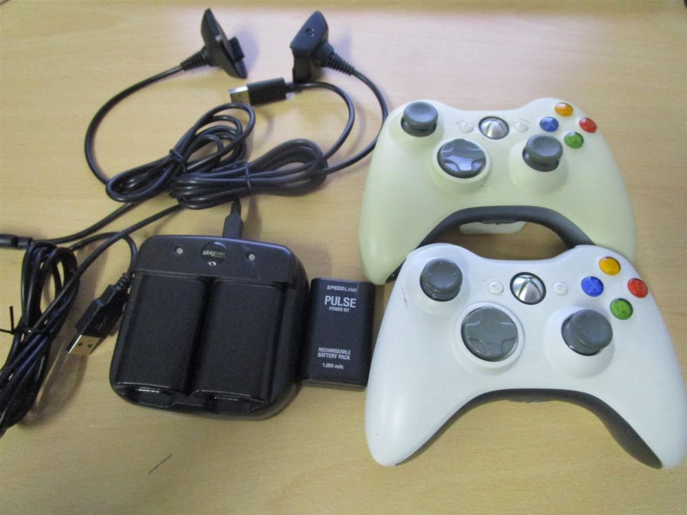 2 x Microsoft Xbox 360 Controller +Akku Kaufen auf Ricardo