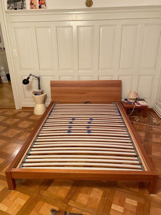 Bett mit Lattenrost 140x200 + Nachttisch | Kaufen auf Ricardo