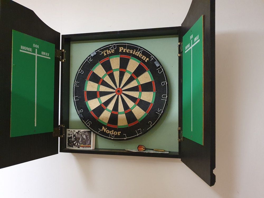 Dartscheibe in Schrank | Kaufen auf Ricardo