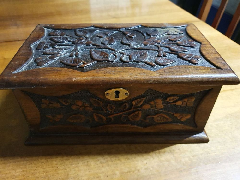 Petit Coffre Ancien En Bois Sculpté à Ouverture Invisible - 9x7x8.5cm