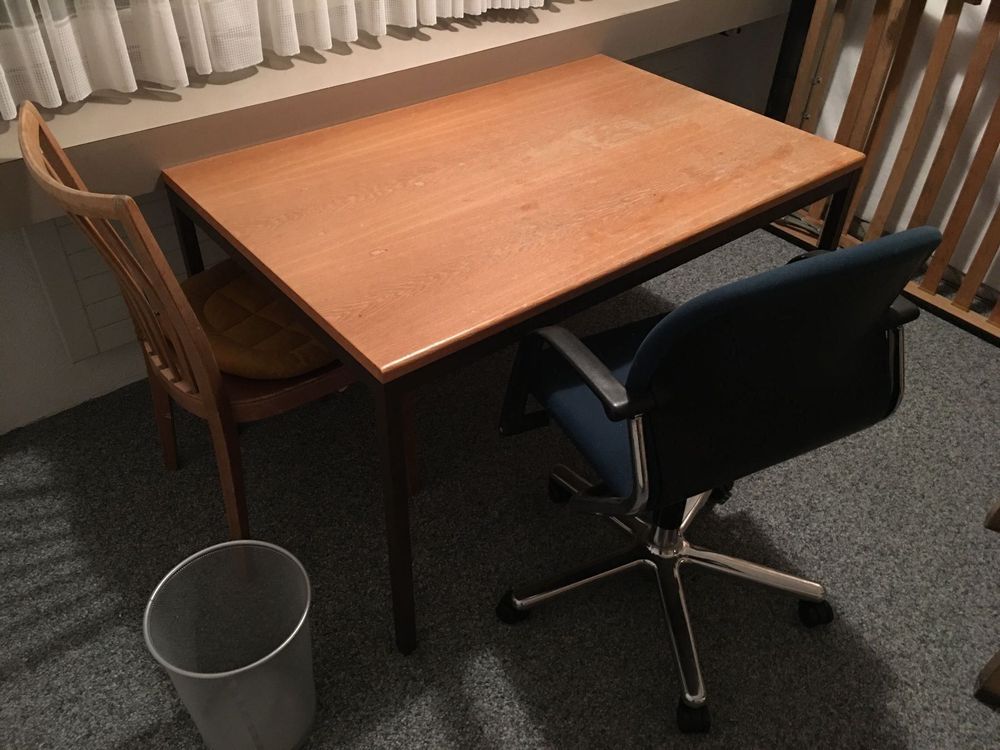Tisch mit 2 Stühlen und Papierkorb 1