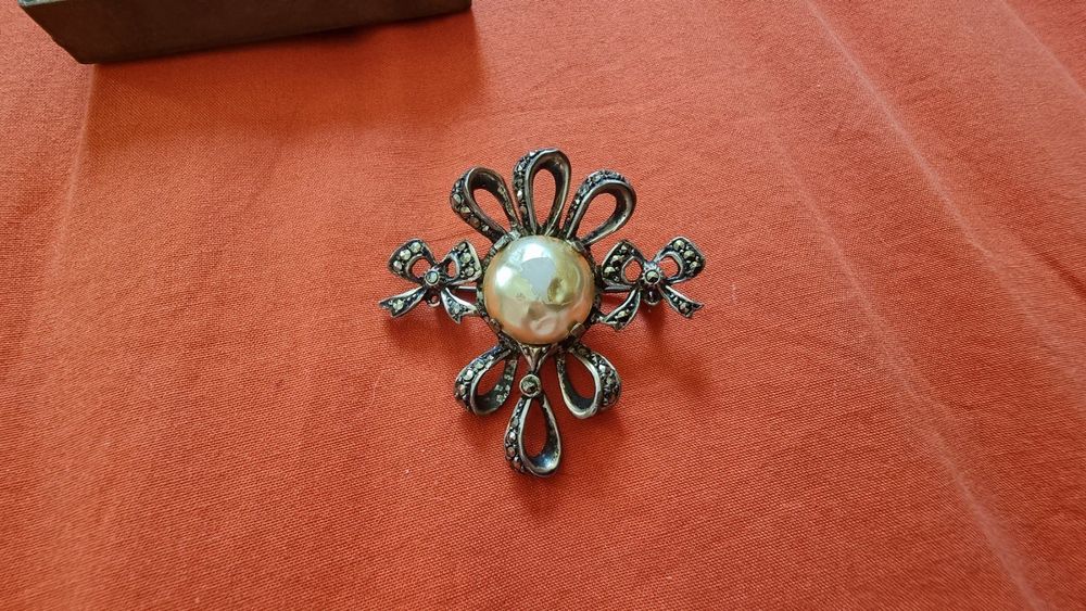 Broche en argent avec perles et strass pour femme - Tendance