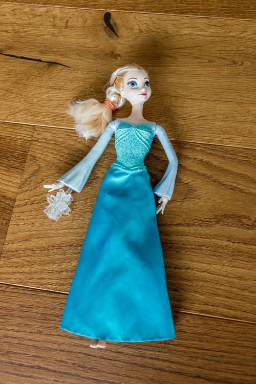 Barbie Elsa Puppe mit Eiskristallen | Kaufen auf Ricardo