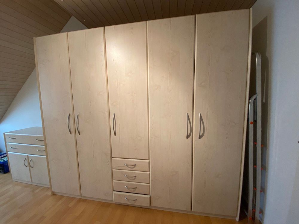 Kleiderschrank Mit Passender Kommode