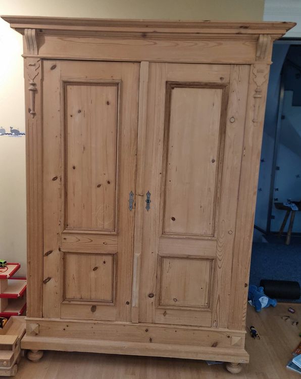 Schöner zweitüriger Holzschrank | Kaufen auf Ricardo