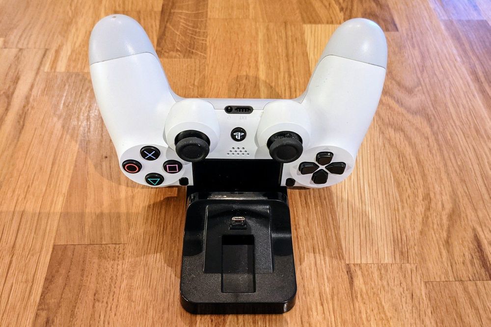 SONY PS4 DualShock 4 + Charging Station Kaufen auf Ricardo
