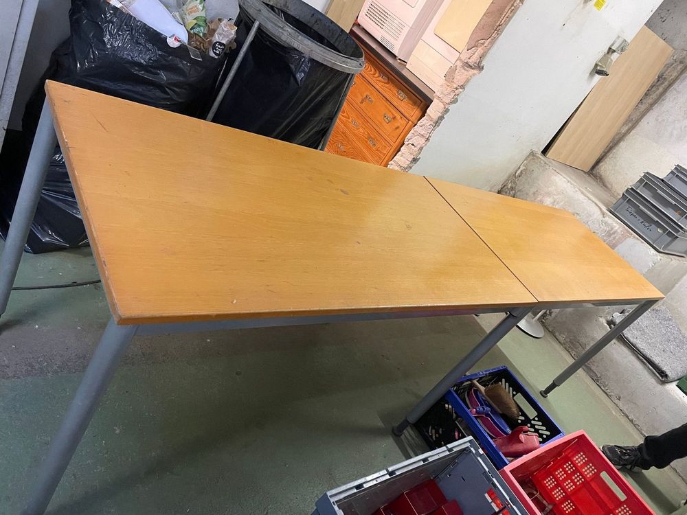 Langer Tisch - Holzplatte & Metallbeinen | Kaufen auf Ricardo
