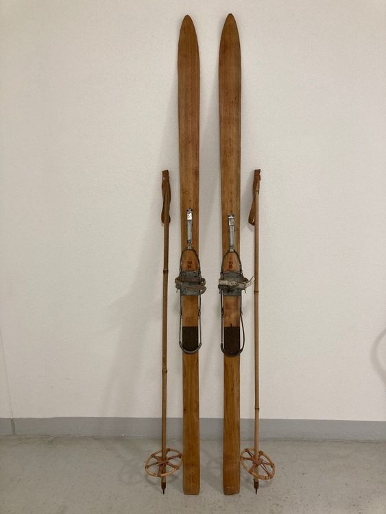 Ski, alte Holzski mit Stöcken (Nr.