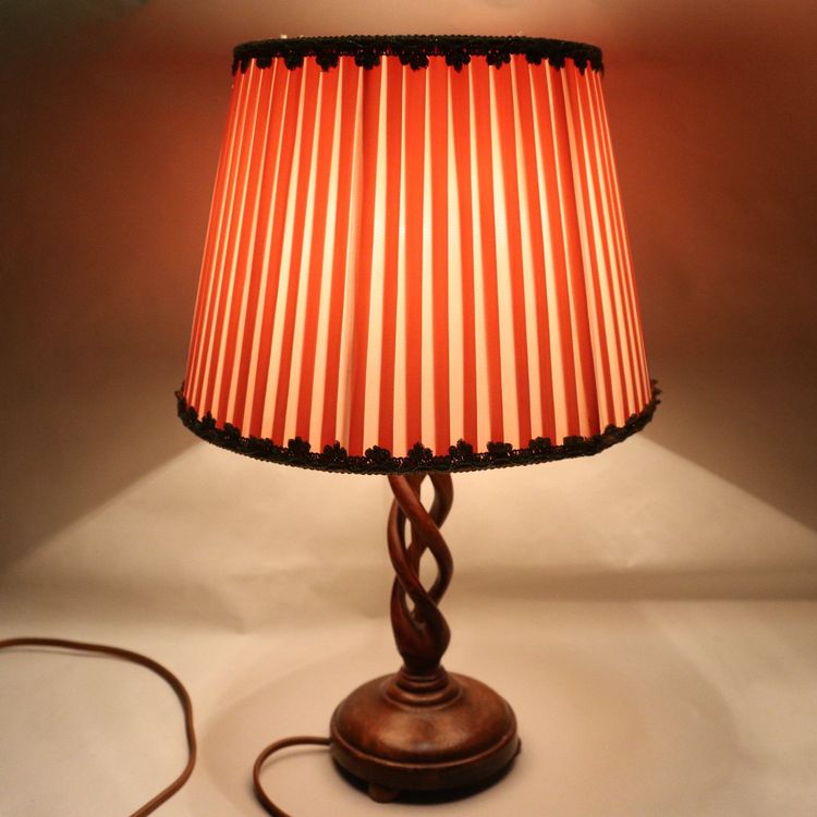 Antike Lampe mit spezielem Fuss 1