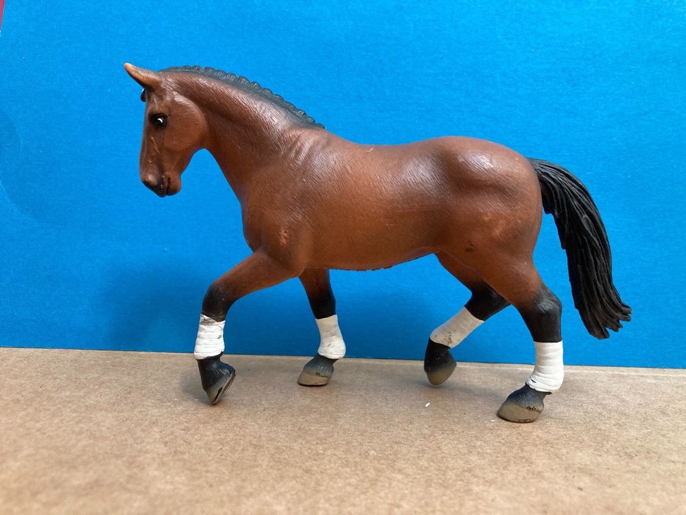SCHLEICH 13729 – Hannoveraner Stute, Detailreiche Pferdefigur Mit Geflochtener Mähne