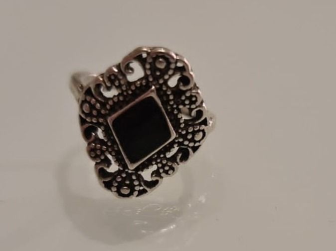 Ornament Ring mit schwarzem Onyx Kaufen auf Ricardo
