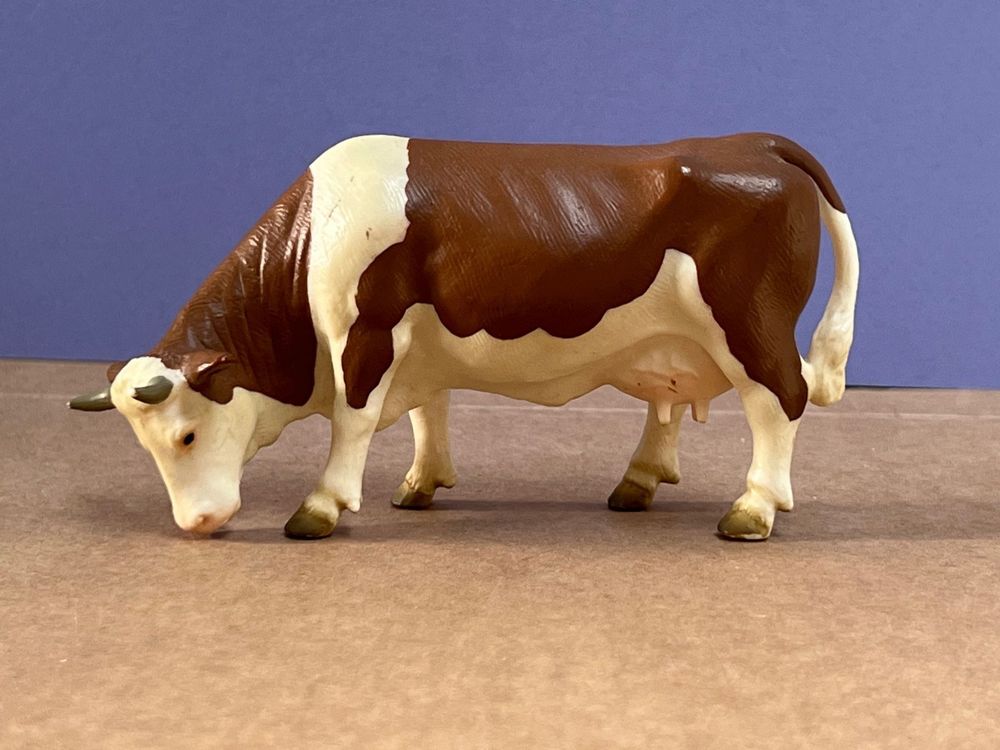 Schleich Kuh Schwarzbunt – Grasend, Handbemalt, Für Kinder Ab 3 Jahren, Aus Robustem Kunststoff