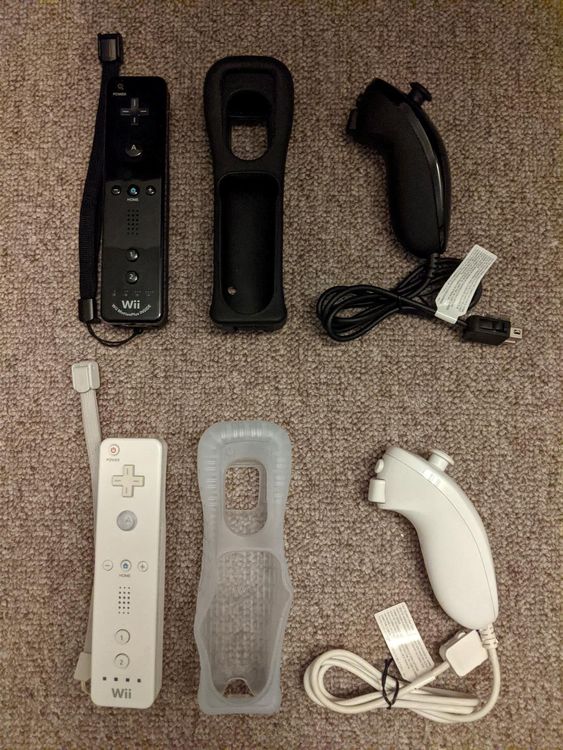 2 Wii Controller (WiiMotes) + Nunchucks Kaufen auf Ricardo