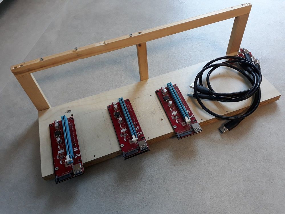 Mining Rig Frame mit 3 PCI-Riser | Kaufen auf Ricardo