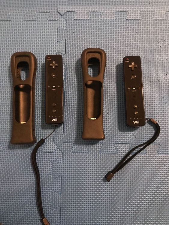 2 Wii Controller mit Motion plus Aufsatz Kaufen auf Ricardo