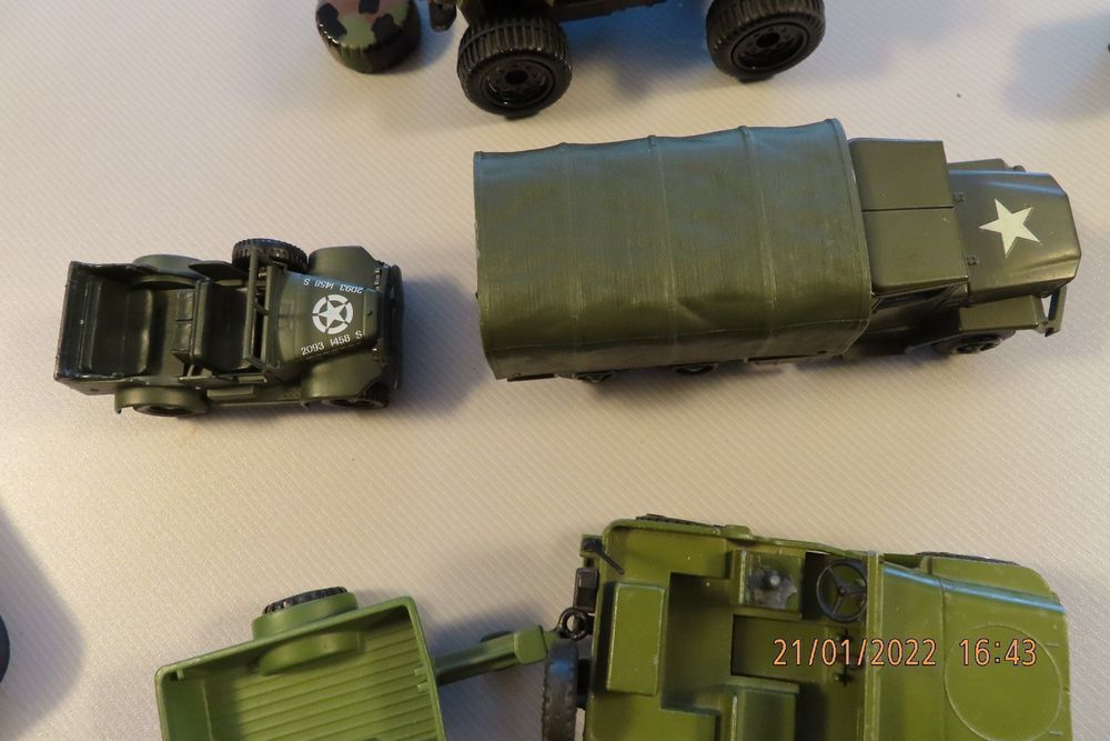 13 Teile Militaer Fahrzeuge Dinky Toys 1