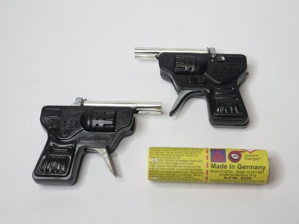 2 kleine Chäpsli Spielzeug Pistole Japan 1