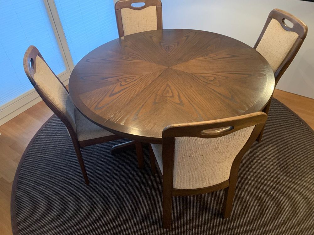 Runder Esstisch, braun (inkl. 4 Stühle) Kaufen auf Ricardo