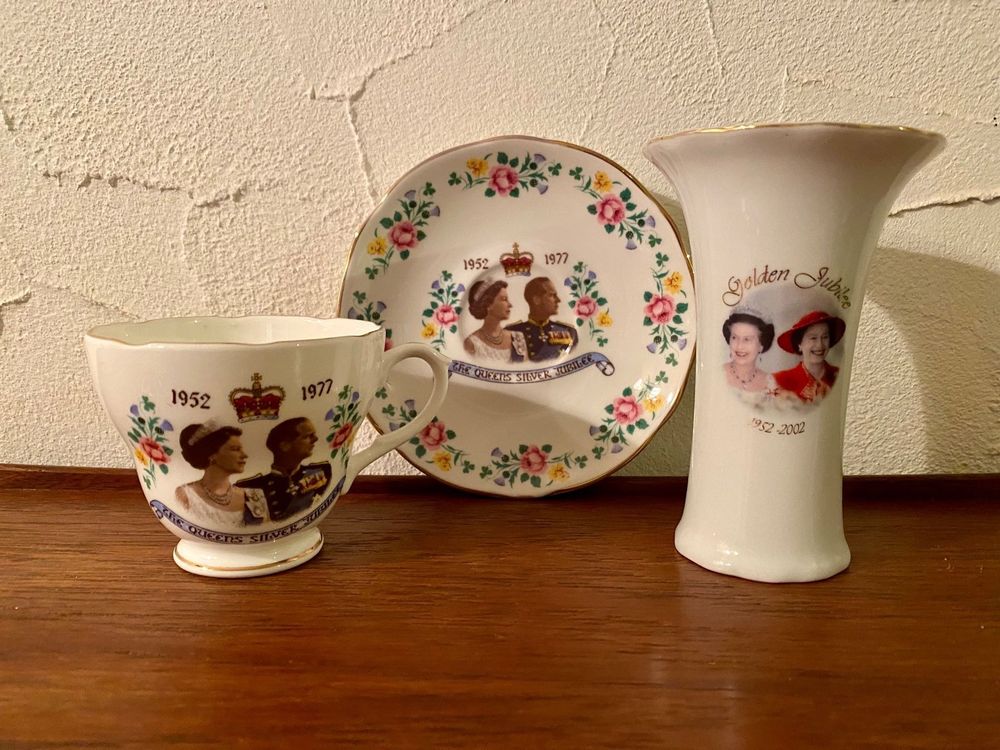 Queen Elizabeth II Silver & Golden Jubilee Memorabilia Acheter sur