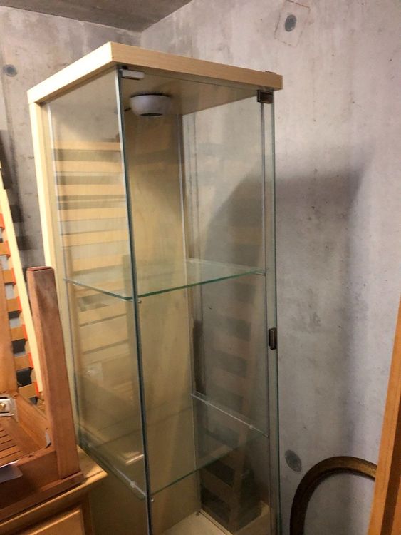 Holzvitrine mit Glastür und Beleuchtung | Kaufen auf Ricardo