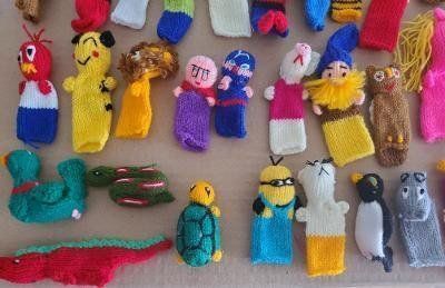 Fingerpuppen 20 Stück handgestrickt Kinder Spielzeug verschiedene Tiere bunt Neu 