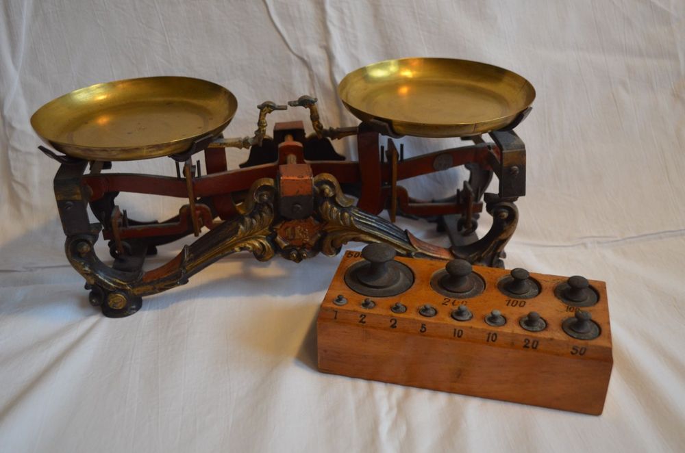 Antike Waage mit Gewichten (1 kg) Acheter sur Ricardo