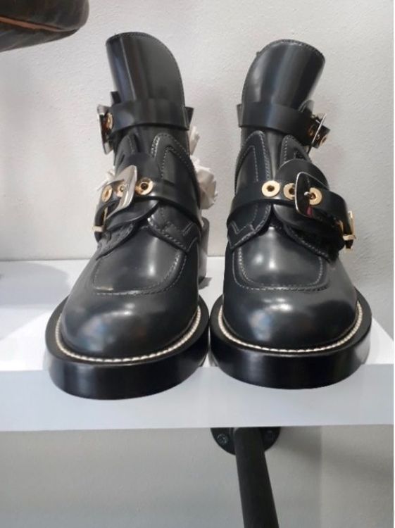 balenciaga cut out boots cena