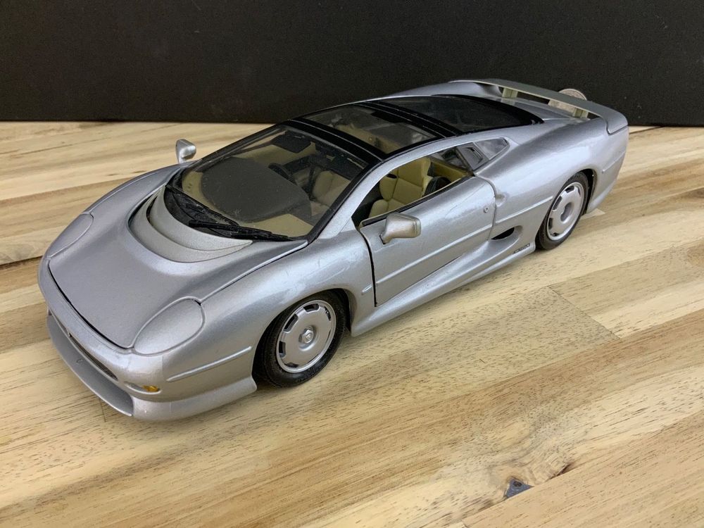 Jaguar XJ220 : la déception magnifique Jaguar-xj220-118-modelauto-maisto