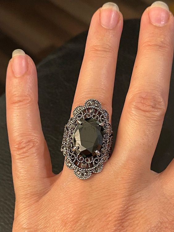 Bague en or jaune ornée d'un rubis de taille ovale, dans un entourage
