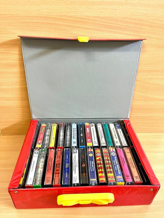 30 Kassetten mit Koffer - Hörspiele, Märchen + Kinderlieder 1