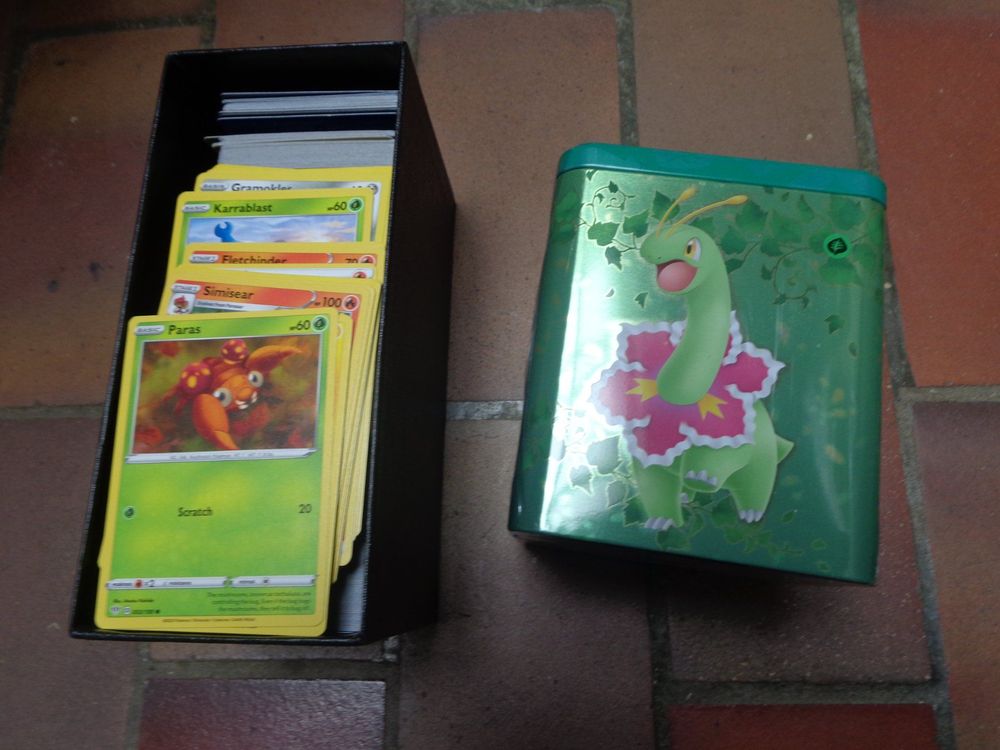 600 Pokemonkarten + 1x Steckable Tin (3 Boosters) 1
