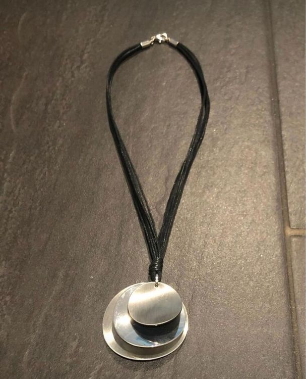 Hübsche Halskette schwarz mit Metallplättchen 1