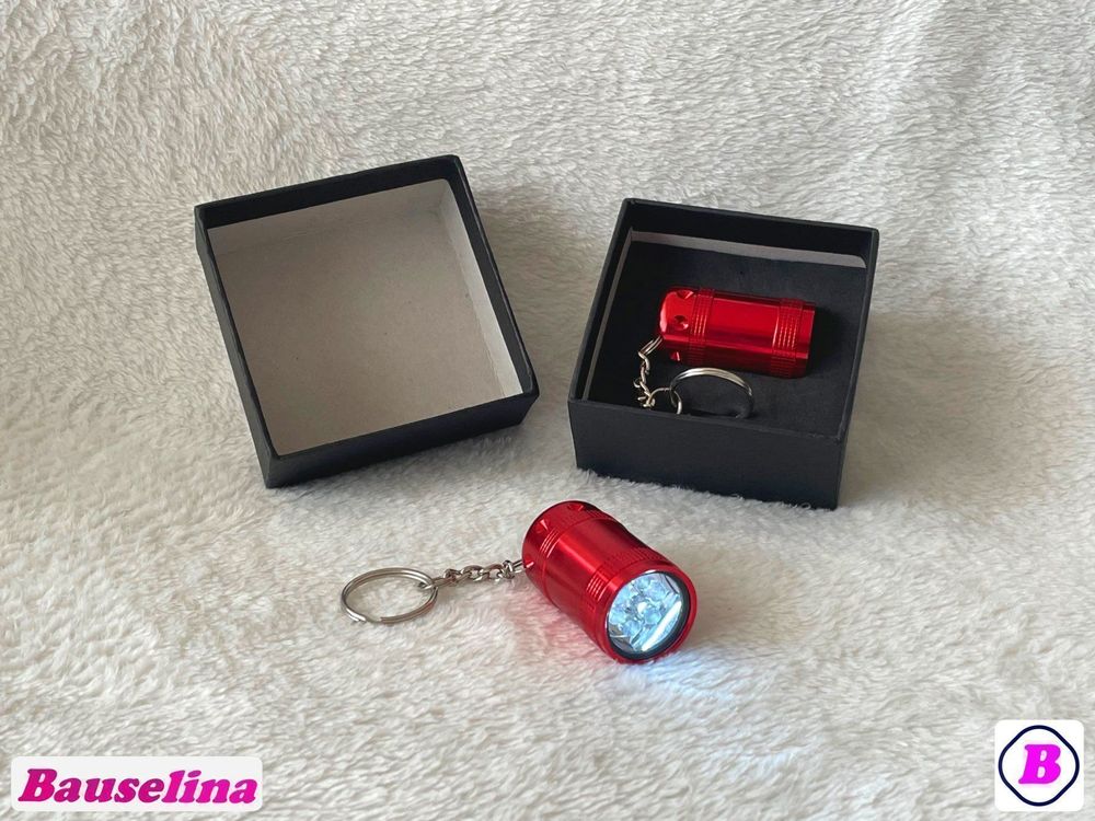 LED Taschenlampe Anhänger - Aussenfarbe Rot - Metallic 1