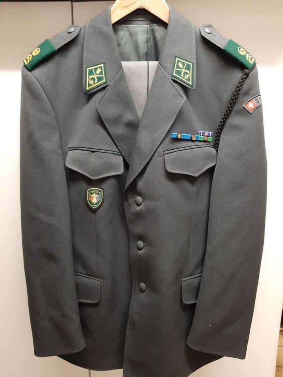 Uniform (Jacke und Hose) inkl. Abziechen 1