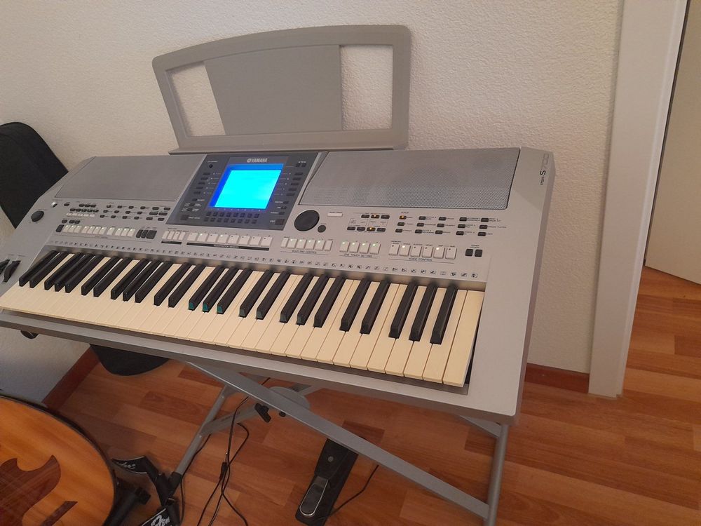 Keyboard Yamaha PSRS700 mit Pedal und Ständer Kaufen auf Ricardo
