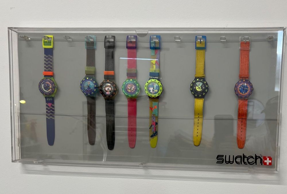 Schaukasten aus Plexiglas und 4,5 cm hoch Swatch Uhren 