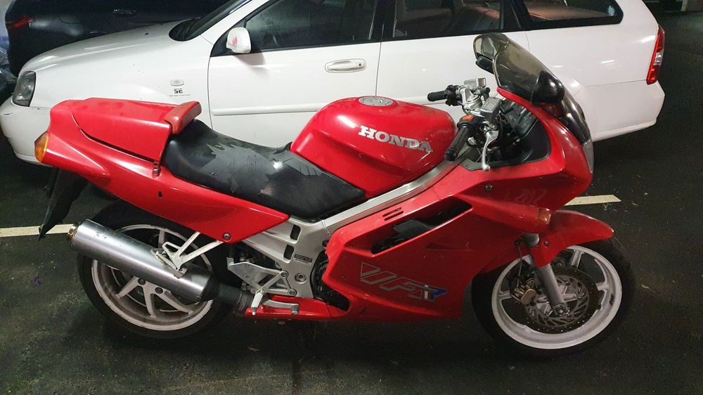 Honda vfr750f rc36