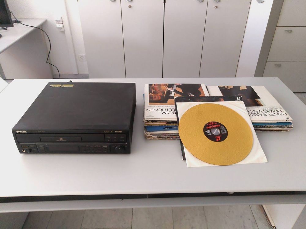 Pioneer Laserdisc Player mit 30 Laserdiscs Comprare su Ricardo