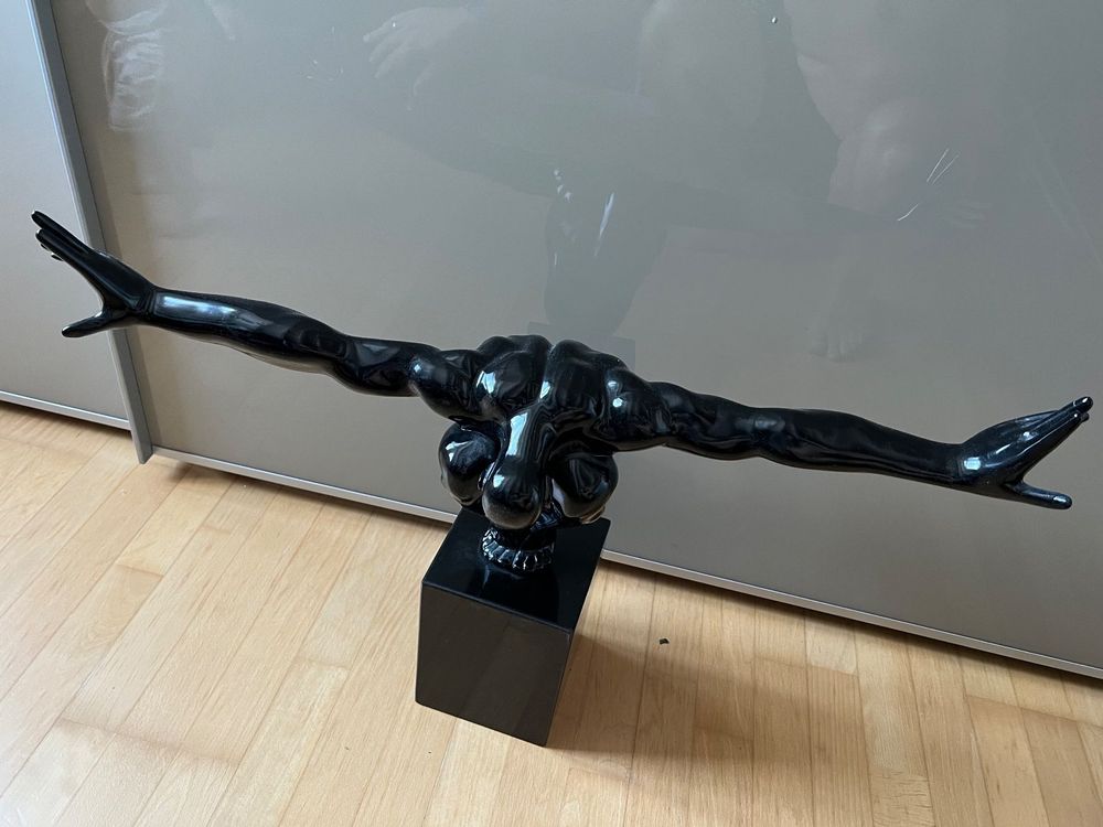 Kare Design Athlet Skulptur Rot/Schwarz - Handgefertigte Marmor Dekofigur 52cm