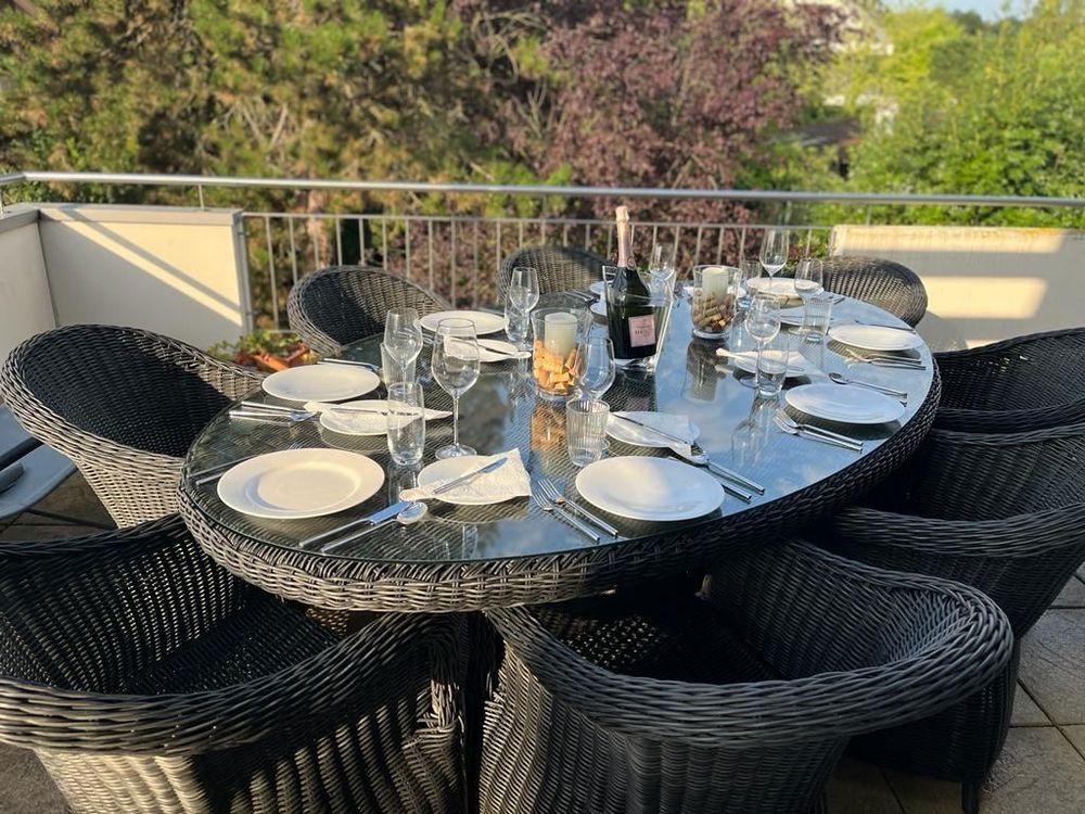 Luxury Garden Table & 8 Chairs Wicker Glass Top AS NEW | Kaufen auf Ricardo