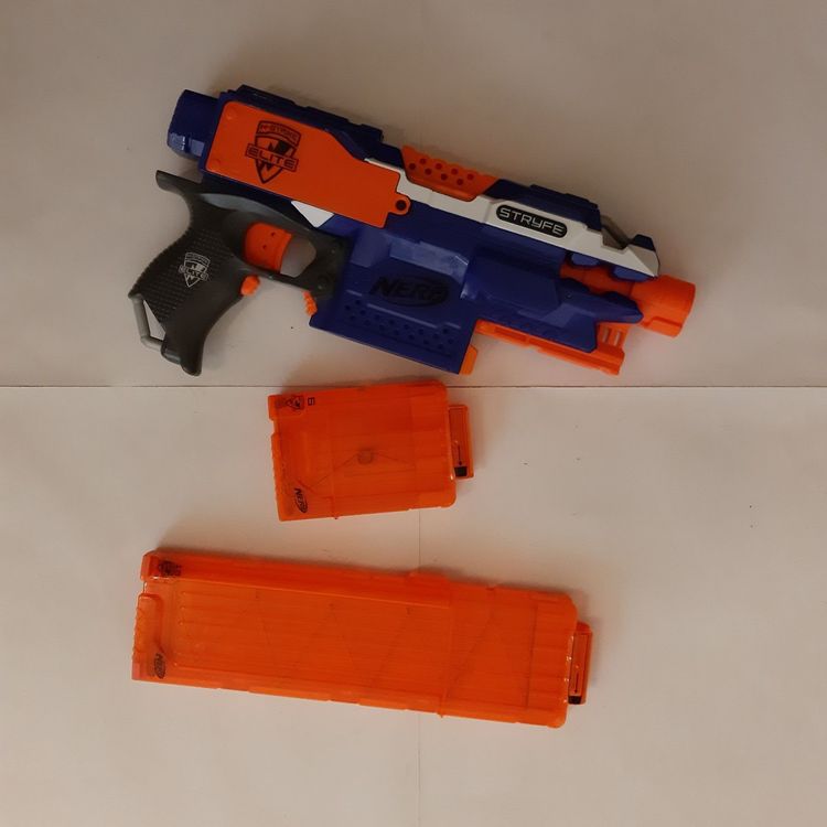 Nerf N-Strike Elite Stryfe CQ-10 Blaster - 8-in-1 Motor Blaster Met Accessoires En 10 Darts
