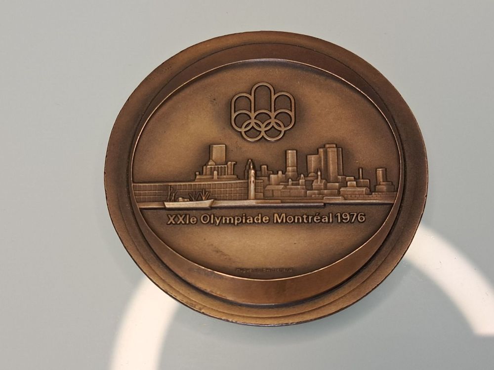 Médaillon officiel en bronze des Jeux Olympiques de Montréal de 1976 dans sa boîte d'origine par Huguenin Suisse et certificat - Canada